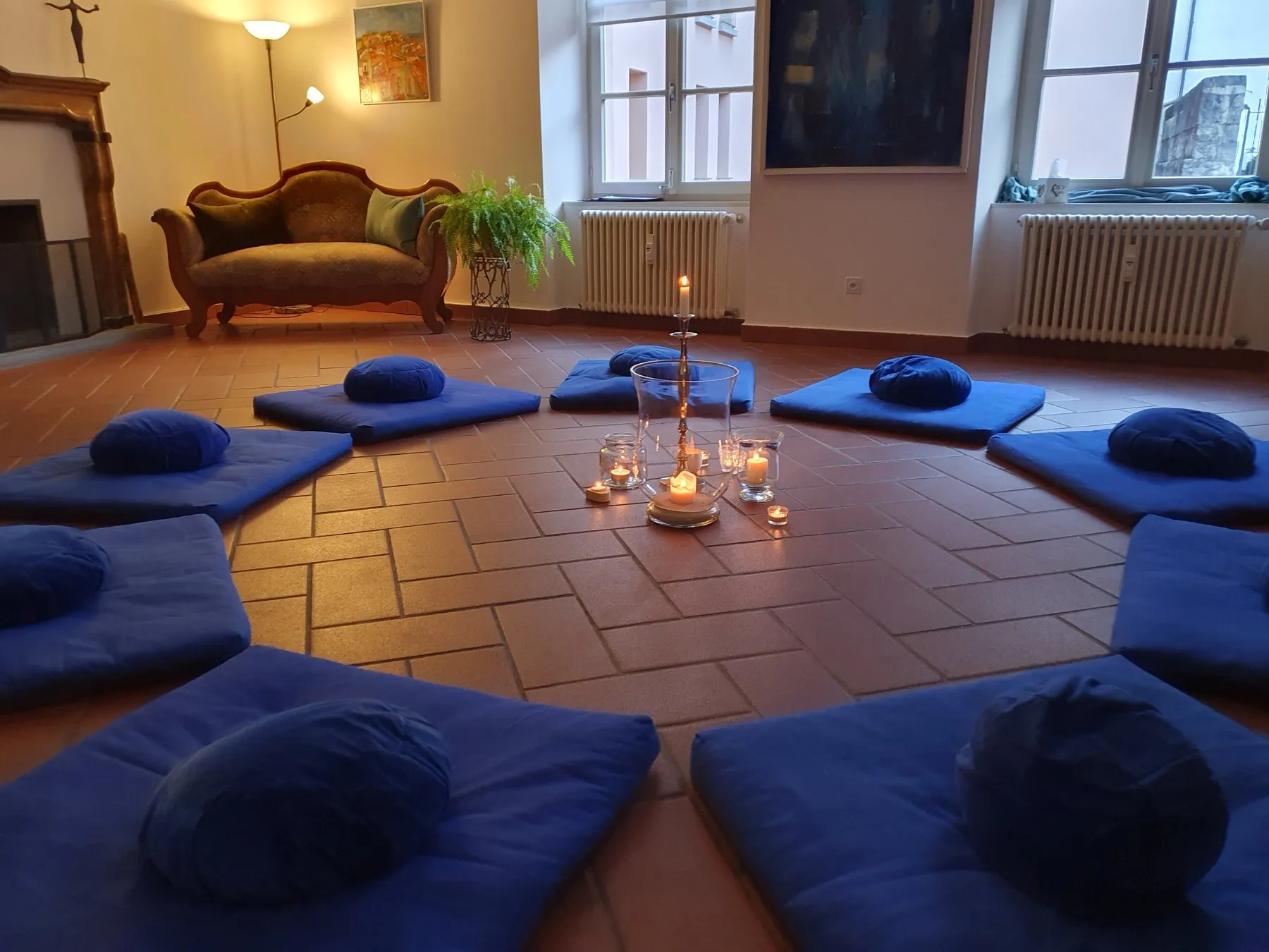 Il Salotto di PiacereDonna: i cuscini blu in cerchio attorno alle candele