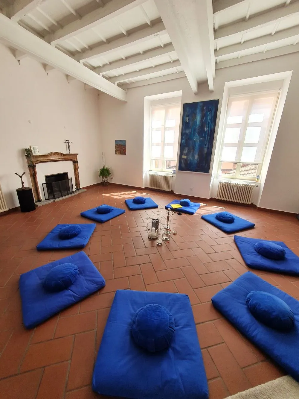 La sala del Salotto con i cuscini blu disposti in cerchio