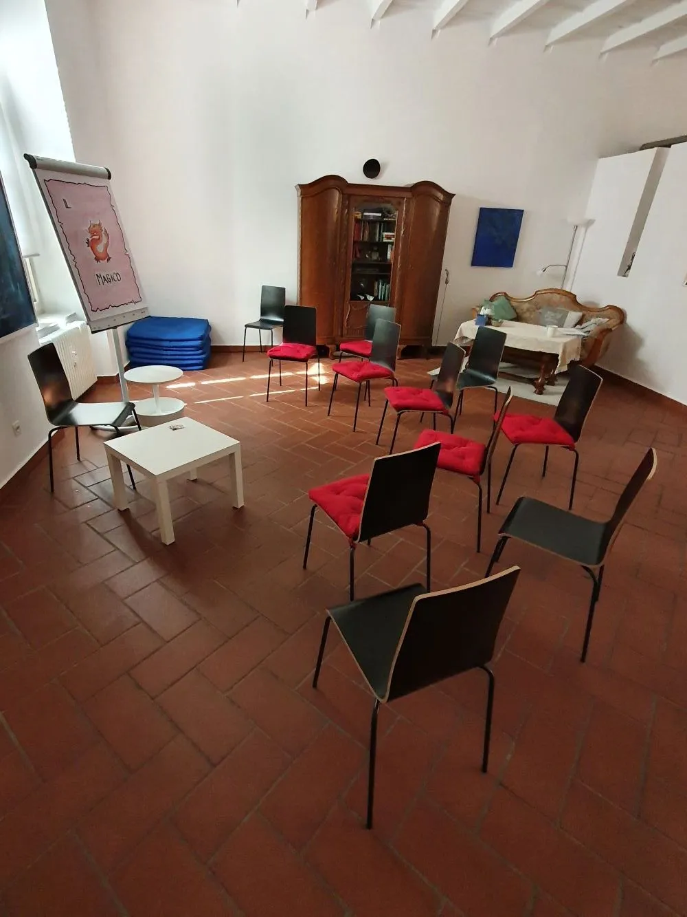Il cerchio di sedie del Salotto pronto per un incontro